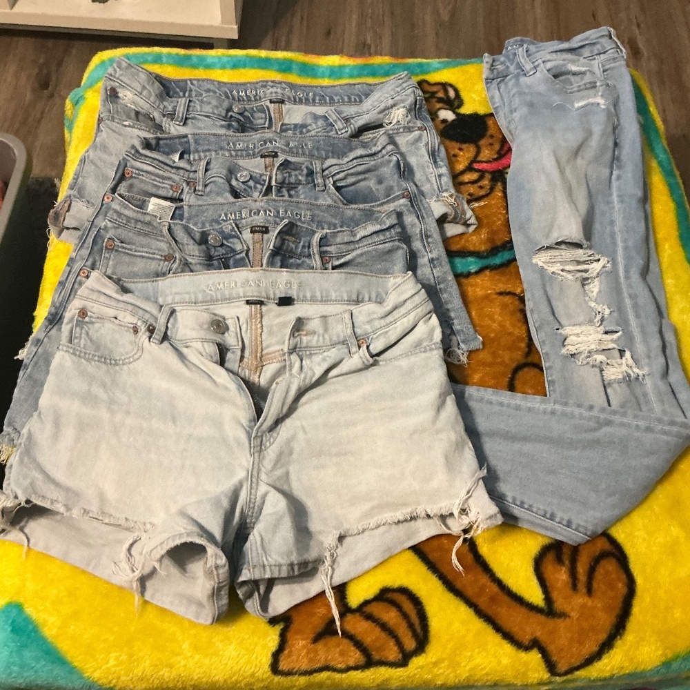 Size 6 American Eagle lot five in total. Four shorts, one pair of jeans.